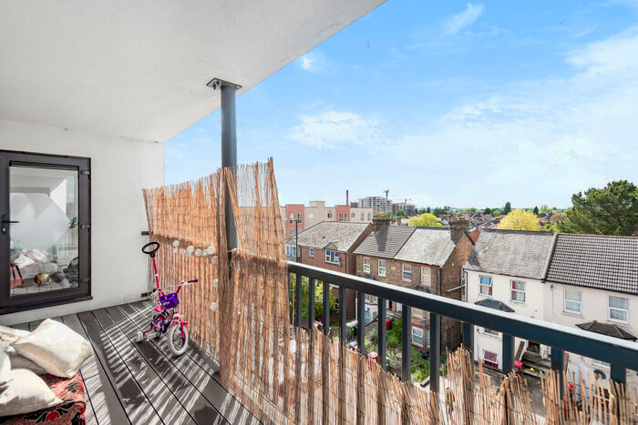 2 Bedroom Flat To Rent In Grand Union House, Stoke Road, Slough, SL2