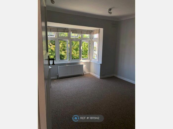 3 Bedroom Semi-Detached House To Rent In Baranscraig Ave, Patcham Brighton, BN1