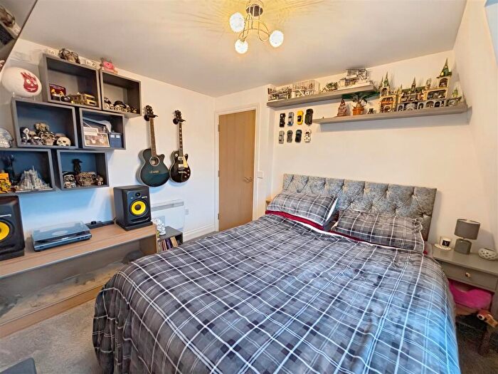 2 Bedroom Flat For Sale In Rayleigh Road, Hutton, Brentwood, CM13