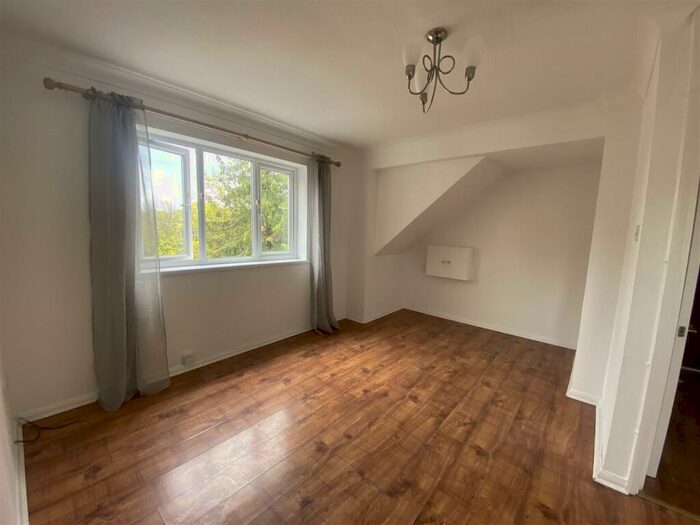 2 Bedroom Apartment To Rent In Brooklands Walk, Chelmsford, CM2