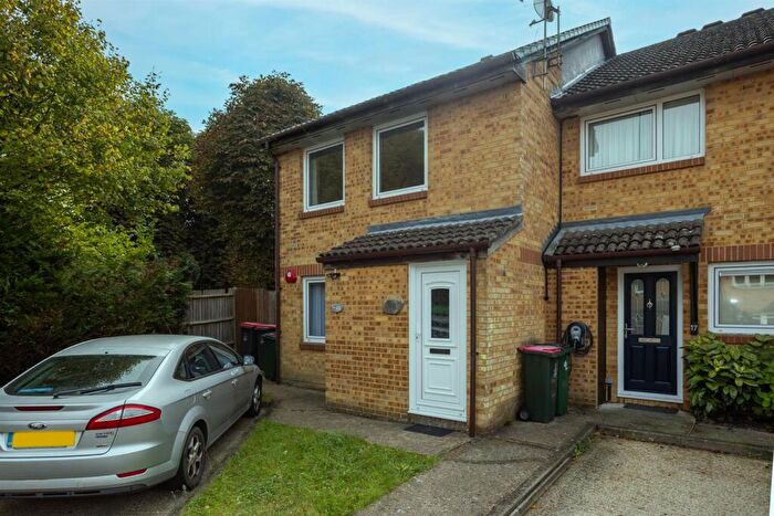 1 Bedroom Flat For Sale In Chepstow Close, Pound Hill, Crawley, RH10