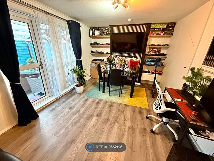2 Bedroom Maisonette To Rent In Gurney Close, London, E15