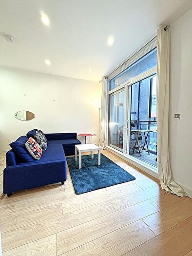 1 Bedroom Flat To Rent In Wandsworth Road, Vauxhall, London, SW8