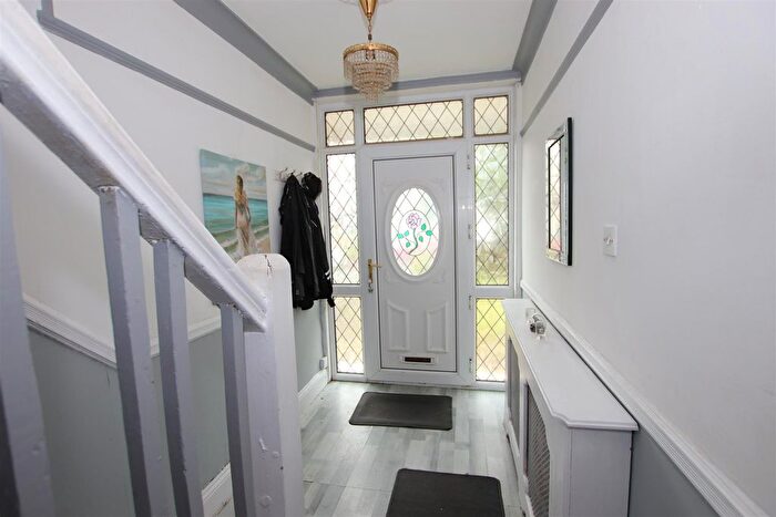 3 Bedroom Semi-Detached House For Sale In Willowfield Crescent, Bradford, BD2