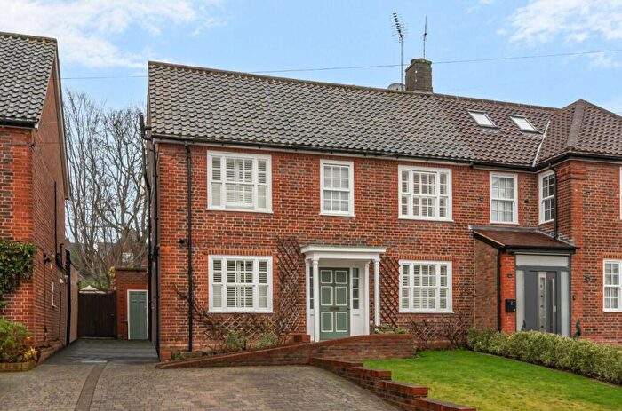 4 Bedroom Semi Detached House For Sale In Southway, Totteridge, N20