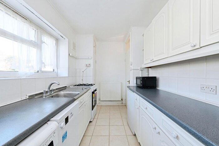 2 Bedroom Flat For Sale In Kingsdown Avenue, South Croydon, Surrey, CR2