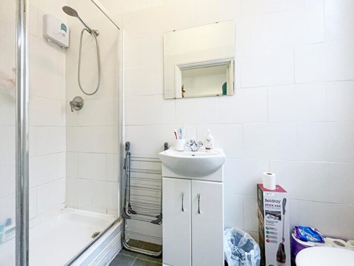 Flat To Rent In Manstone Road, Kilburn, NW2