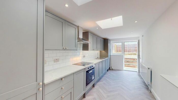 2 Bedroom Flat To Rent In York Road, London, W3
