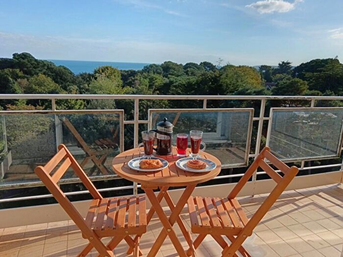 2 Bedroom Flat For Sale In Chine Crescent Road, Bournemouth, BH2