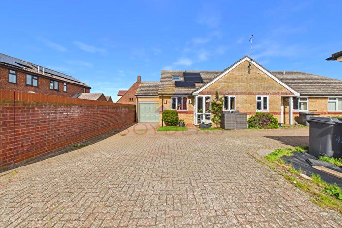 2 Bedroom Bungalow For Sale In Stonehill Road Roxwell, CM1