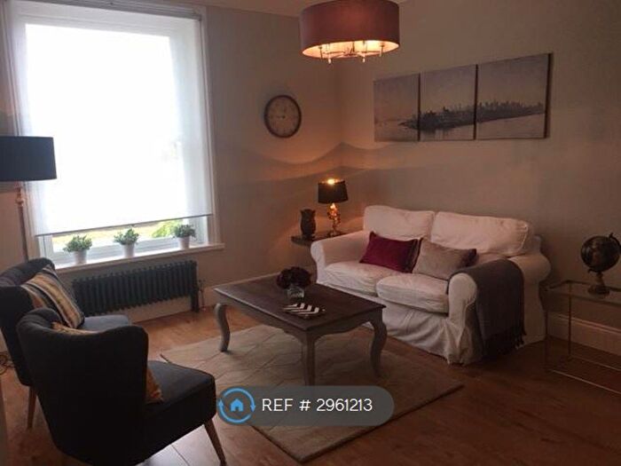 2 Bedroom Flat To Rent In Invermene House, Epsom, KT17