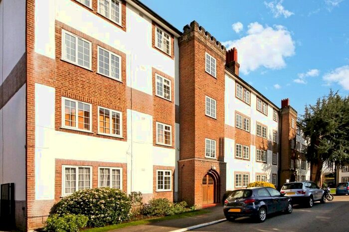 2 Bedroom Flat To Rent In Gloucester Court, Kew, Surrey TW9