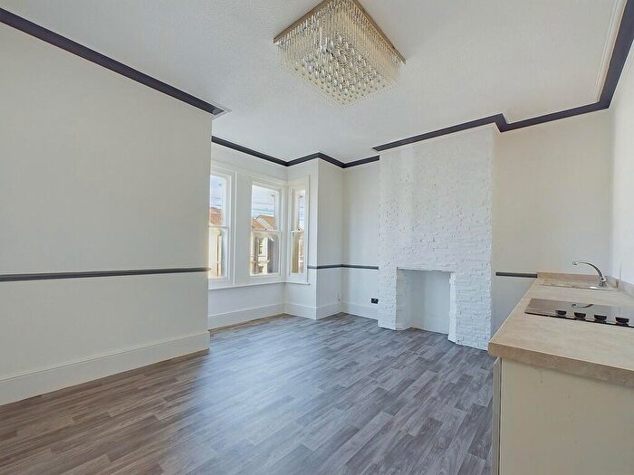 2 Bedroom Flat To Rent In Tarring Road, Worthing, BN11