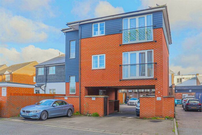 2 Bedroom Apartment To Rent In Jade Court, Taverners Way, Hoddesdon, Hertfordshire, EN11