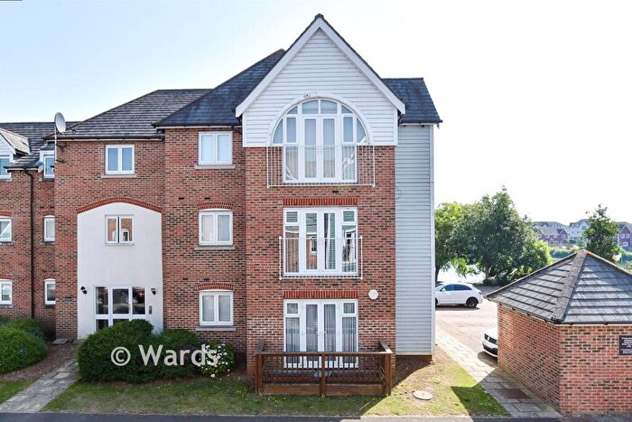 2 Bedroom Apartment For Sale In The Lakes, Larkfield, Kent, ME20
