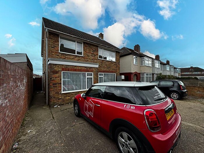5 Bedroom Detached House To Rent In Allenby Road, Southall, UB1