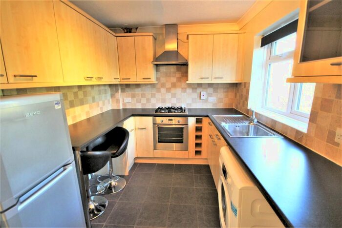 2 Bedroom Flat To Rent In Stream Close, Byfleet, West Byfleet, KT14