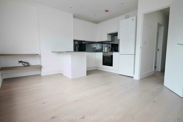 3 Bedroom Flat To Rent In Elm Road, New Malden, KT3