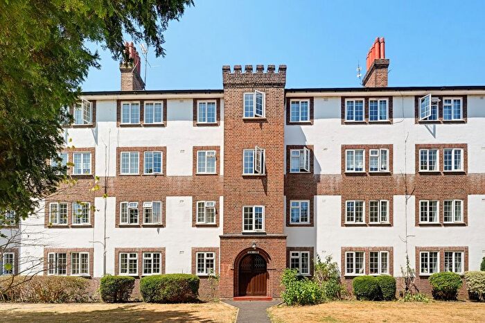 2 Bedroom Flat For Sale In Gloucester Court, Kew Road, TW9