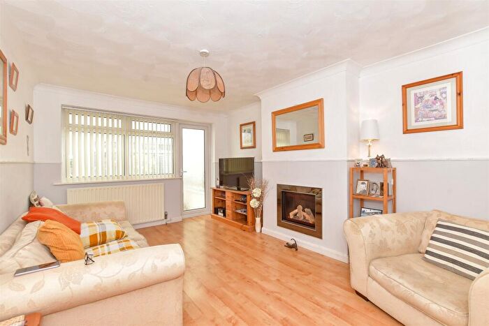 3 Bedroom Chalet For Sale In Sunnymead Drive, Waterlooville, Hampshire, PO7