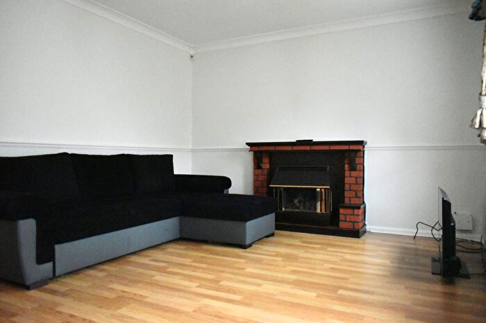 3 Bedroom Semi-Detached House To Rent In Rochester Avenue, Luton, Bedfordshire, LU2