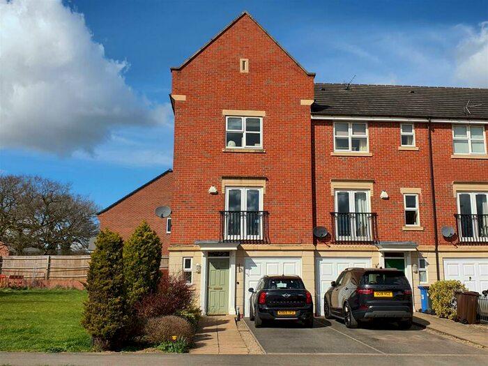 3 Bedroom Town House To Rent In Starflower Way, Mickleover, DE3
