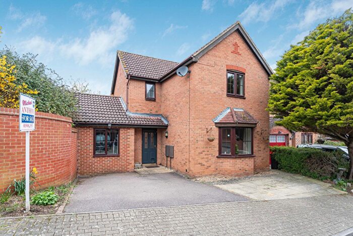 3 Bedroom Detached House For Sale In Oxhouse Court, Shenley Brook End, Milton Keynes, MK5