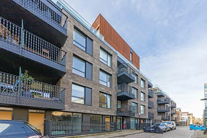 3 Bedroom Flat To Rent In Rochester Place, Kentish Town, NW1