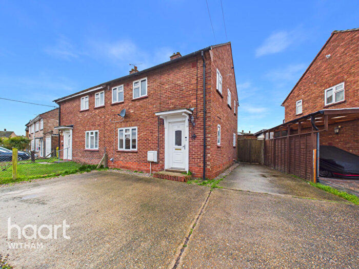 3 Bedroom Semi-Detached House For Sale In Walnut Tree Way, Tiptree, CO5