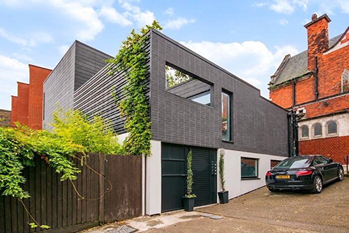 2 Bedroom Flat For Sale In Wandsworth Road, London, SW8