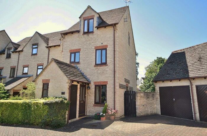 3 Bedroom Town House To Rent In Langdale Gate, Witney, OX28