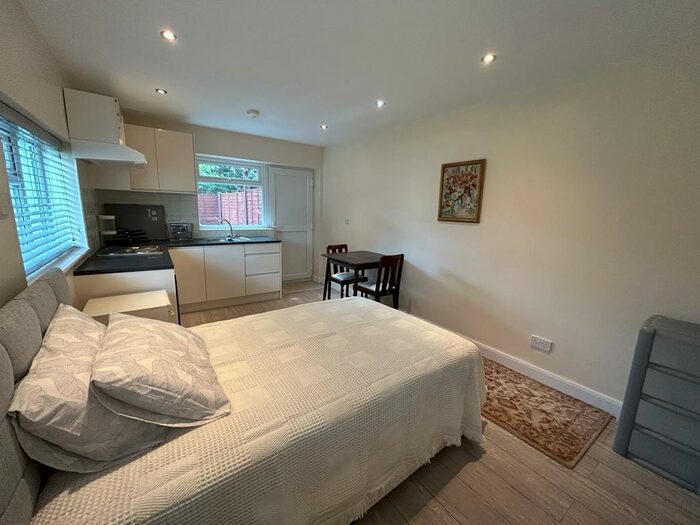 Studio To Rent In Studio Flat, The Rise, Edgware, Greater London, HA8