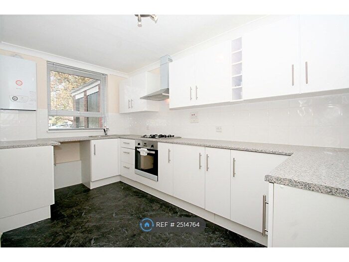 2 Bedroom Flat To Rent In Barnstaple House, London, SE12