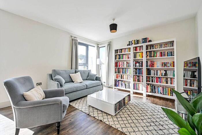 2 Bedroom Flat For Sale In Queens Place, Guildford, Surrey, GU2