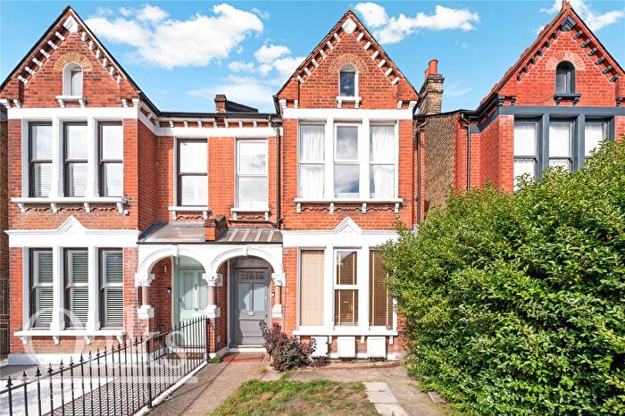 2 Bedroom Flat For Sale In Greyhound Lane, Streatham, SW16