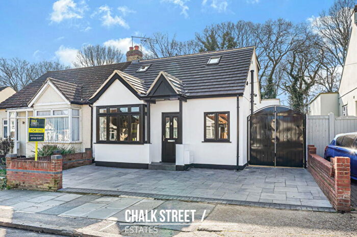 3 Bedroom Semi Detached House For Sale In Hillview Avenue, Hornchurch, RM11