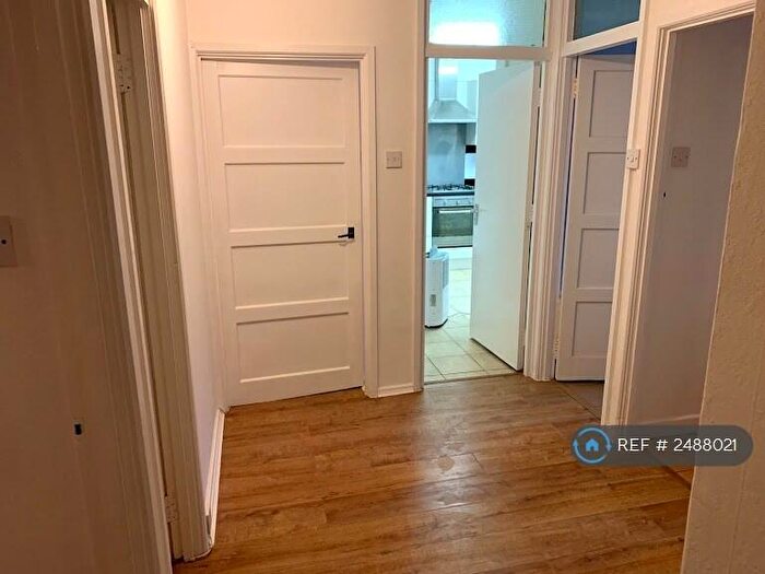 3 Bedroom Flat To Rent In Grosvenor Court, London, N3