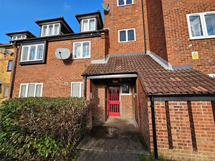 2 Bedroom Flat To Rent In Springwood Crescent, Edgware, Greater London, HA8