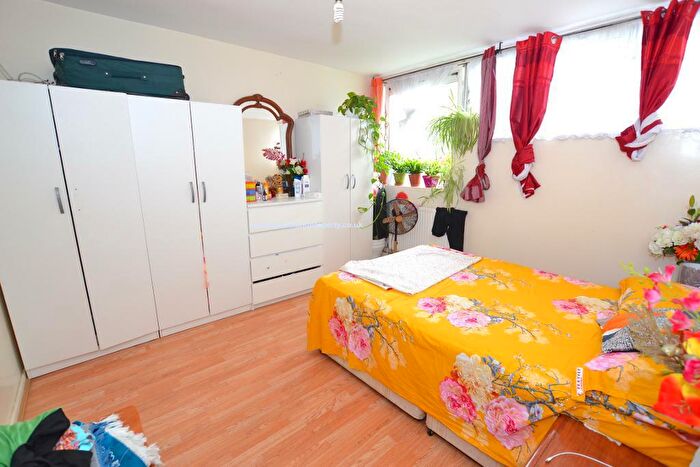 3 Bedroom Maisonette To Rent In Walter Terrace, Whitechapel, London, E1