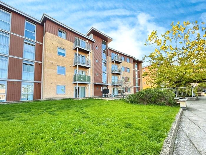 2 Bedroom Apartment For Sale In Kelvin Gate, Bracknell, Berkshire, RG12