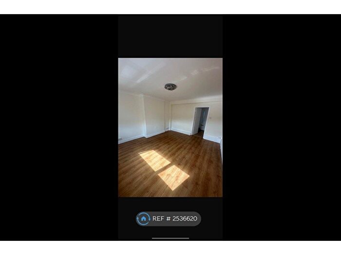 3 Bedroom Flat To Rent In Godolphin House, London, SW2