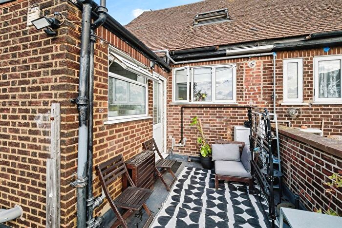 1 Bedroom Flat For Sale In The Broadway, Hornchurch, Essex, RM12