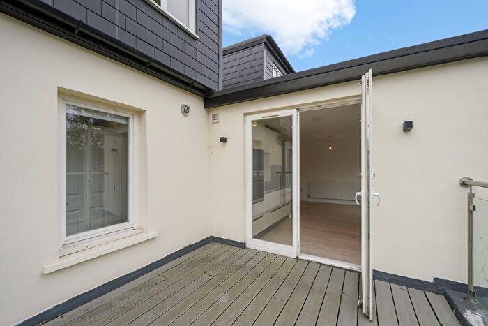 3 Bedroom Flat For Sale In Brougham Road, Acton, London, W3