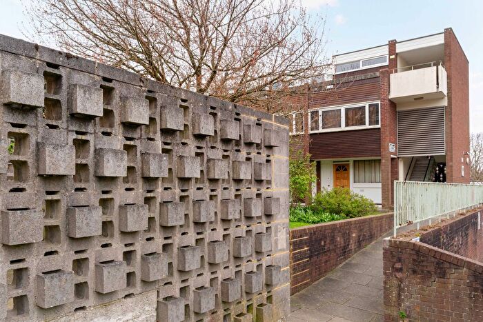 2 Bedroom Flat For Sale In Kitley Gardens, Crystal Palace, London, SE19