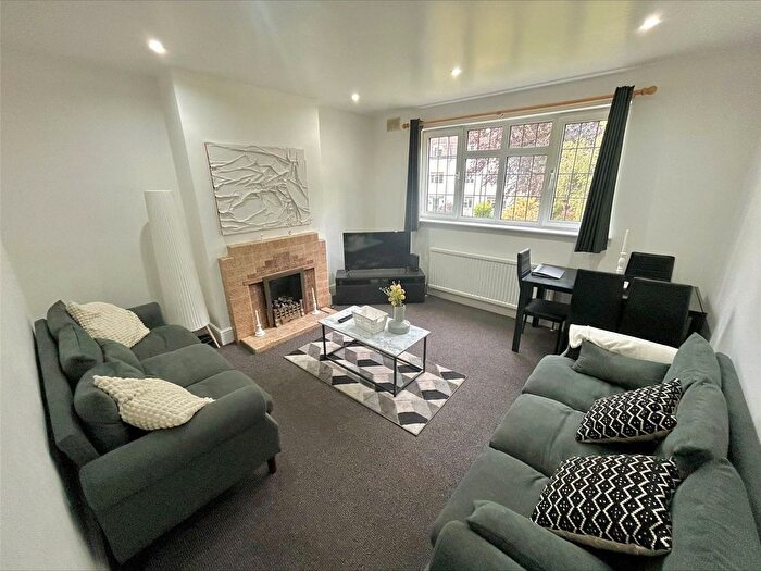 3 Bedroom Flat To Rent In Dainton Close, Bromley, BR1