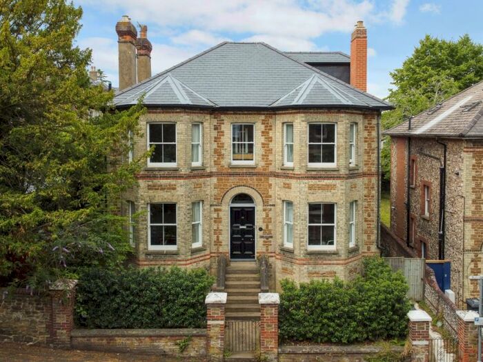 4 Bedroom Detached House To Rent In Jenner Road Guildford, GU1