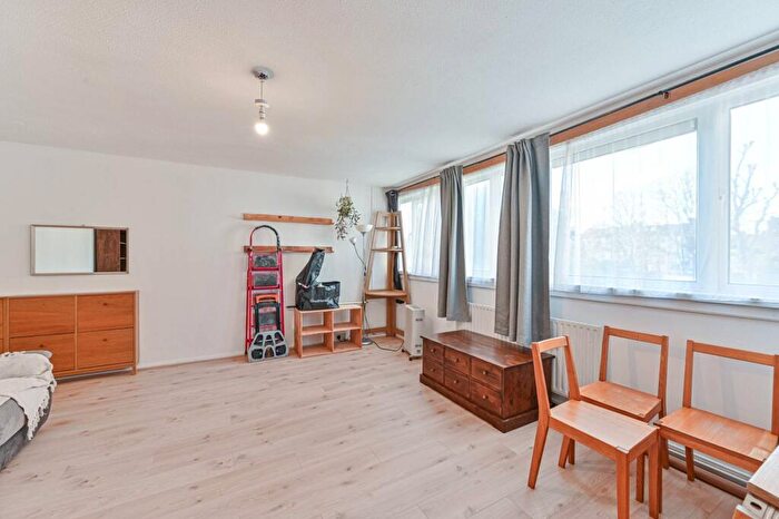 3 Bedroom Maisonette To Rent In Pelican Estate, Peckham, London, SE15