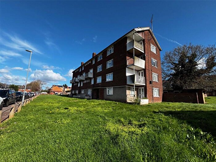 2 Bedroom Maisonette For Sale In Thatches Grove, Chadwell Heath, RM6