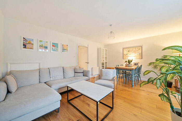 3 Bedroom Semi-Detached House For Sale In Glennie Road, West Norwood, London, SE27