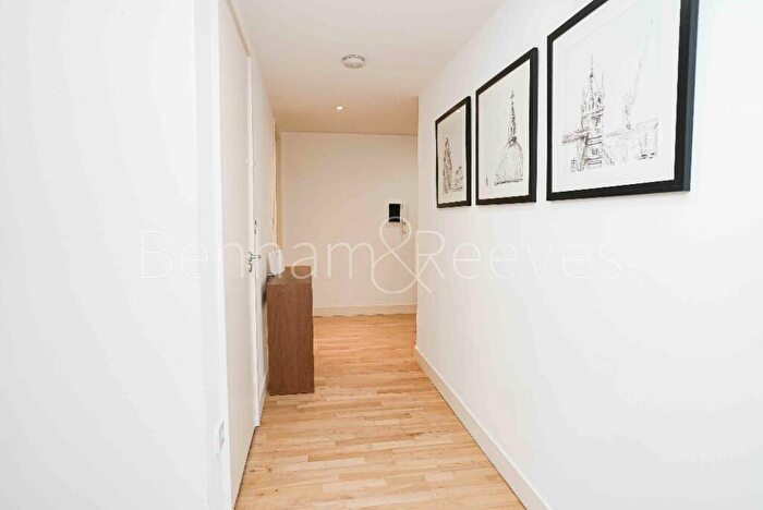2 Bedroom Apartment To Rent In Marsh Wall, London, E14